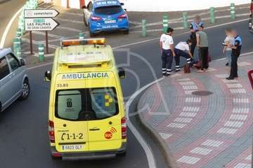 Un mujer evacuada en ambulancia tras sufrir una caída en San Juan (Foto TA)